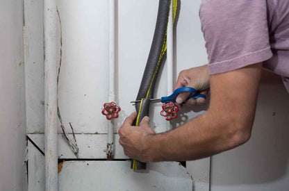 Duck Brand Pipe Insulation Foam – Tool-Free Foam Tubes for Plumbers, 12-Inch Sticks That Cover 1/2 to 3/4 Inch Lines in Under a Minute