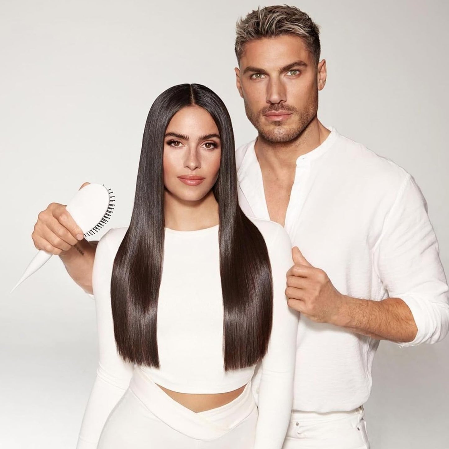 COLOR_WOW_Dream_Coat_Supernatural_Spray_–_Keep_Your_Hair_Frizz-Free_and_Shiny_No_Matter_the_Weather_with_Award-Winning_Anti-Humidity_Treatment