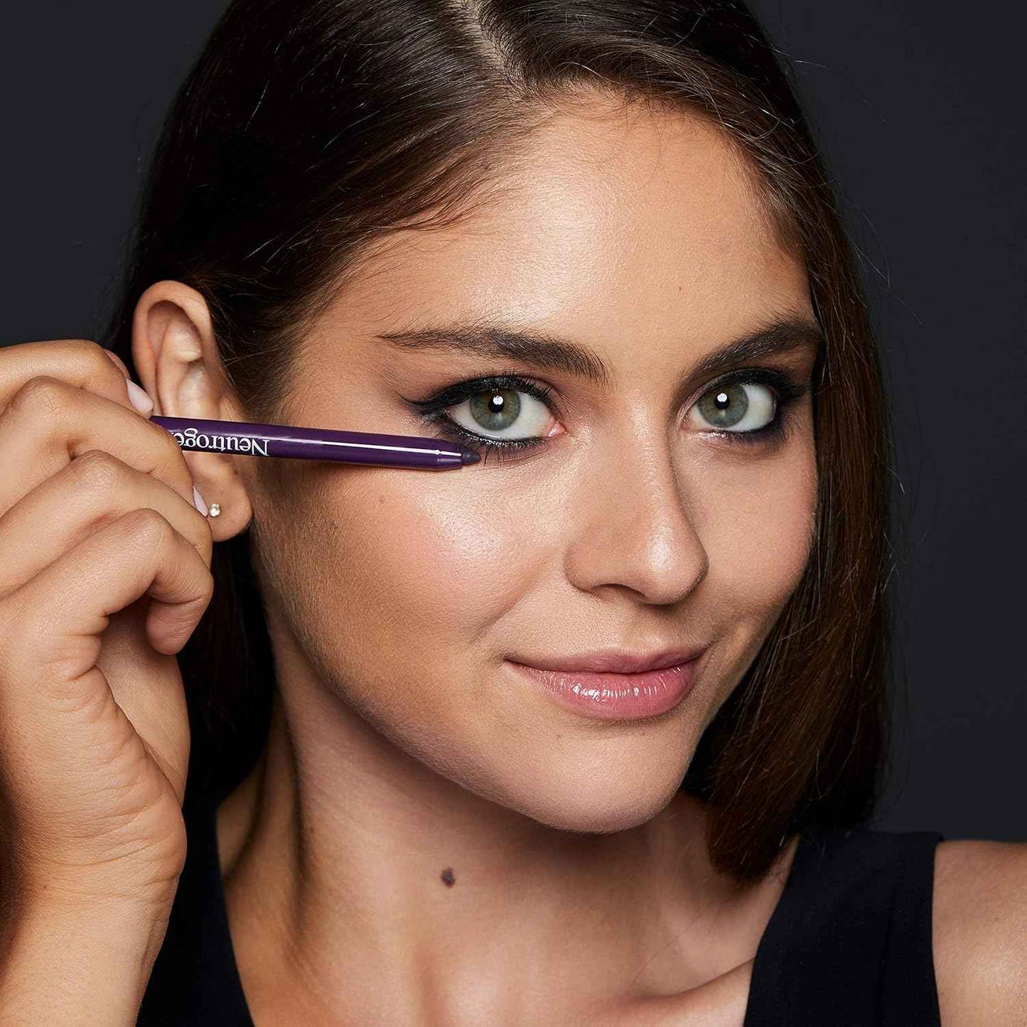 Neutrogena Smokey Kohl Eyeliner with Antioxidant Vitamin E – Office Makeup Touch-Up, One-Swipe Pigmentation for 9-to-9 Workdays