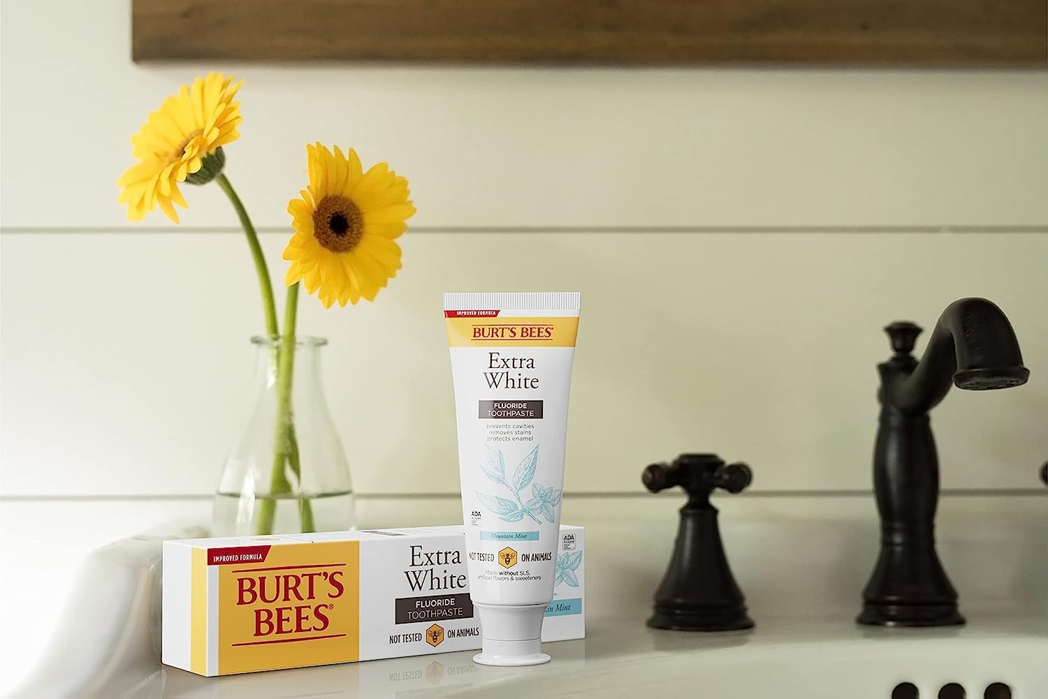Burt's_Bees_Extra_White_Toothpaste,_Fluoride_Toothpaste,_Natural_Flavor,_Mountain_Mint,_4.7_oz,_Pack_of_3