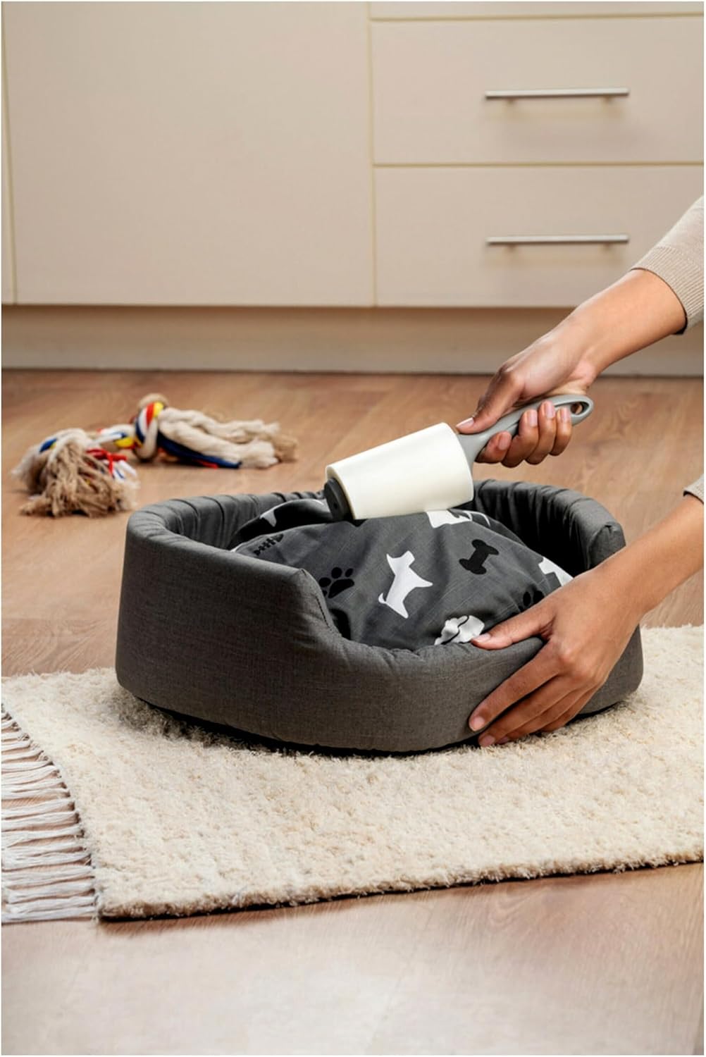 Scotch-Brite_Pet_Hair_Pickup_Extra_Sticky_Lint_Roller,_Designed_for_Removing_Fur_+_Fluff_on_Couches,_Clothes,_Dog_and_Cat_Beds,_&_More,_4_Pack,_192_Easy-Tear_Adhesive_Sheets_Total