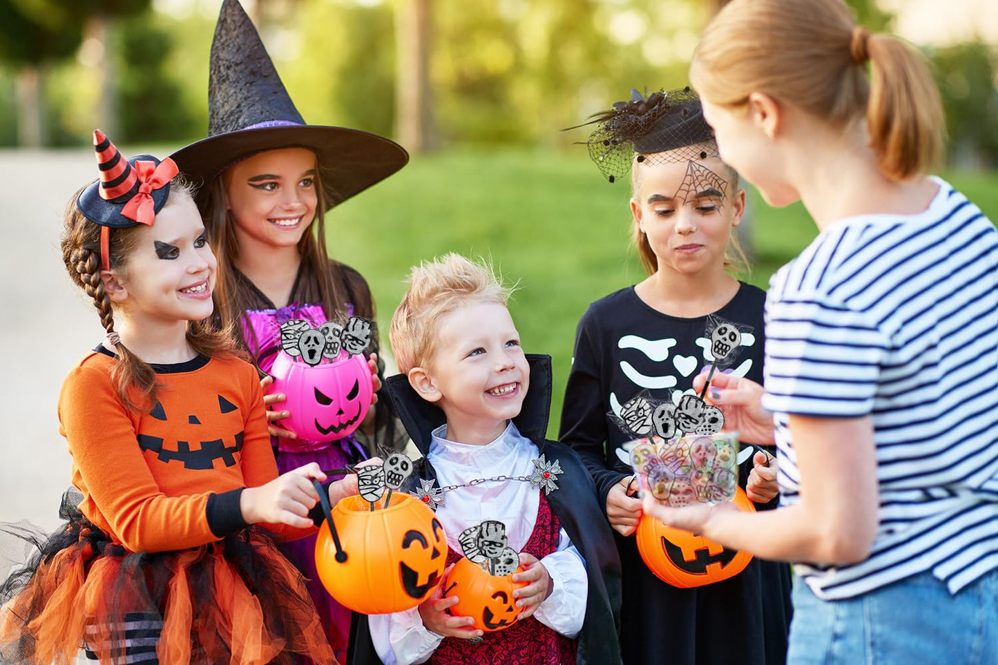Fruidles_Halloween_Skulls,_Mummies,_and_Ghosts_Tattoo_Lollipop_Suckers_Candy,_Great_for_Halloween_Goody_Bag_Fillers,_Individually_Wrapped_(Half-Pound_-_Approx._25_Suckers)