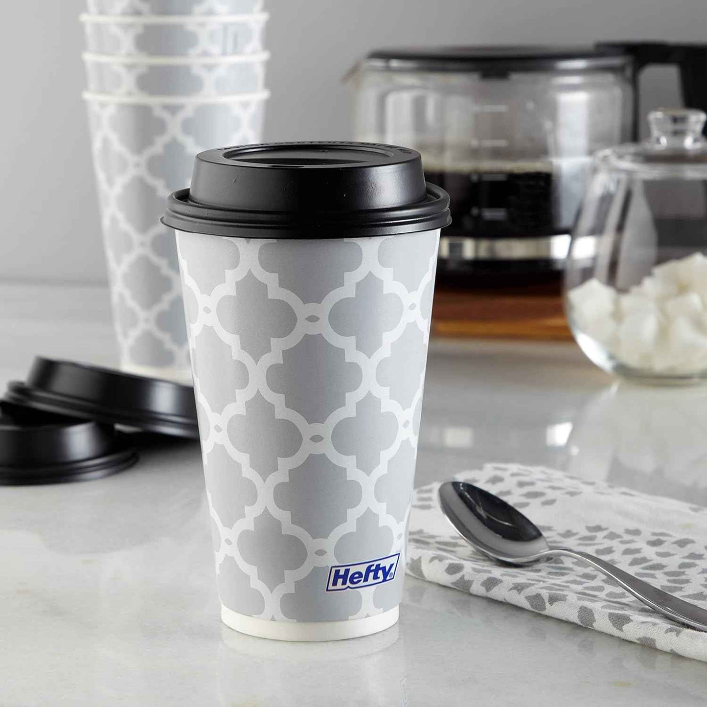 Hefty Disposable with Lids, Insulated Paper Coffee Cups for Tea, Cocoa and Hot Beverages, Leak Resistant Single Use Drink Cups, 16 Ounce