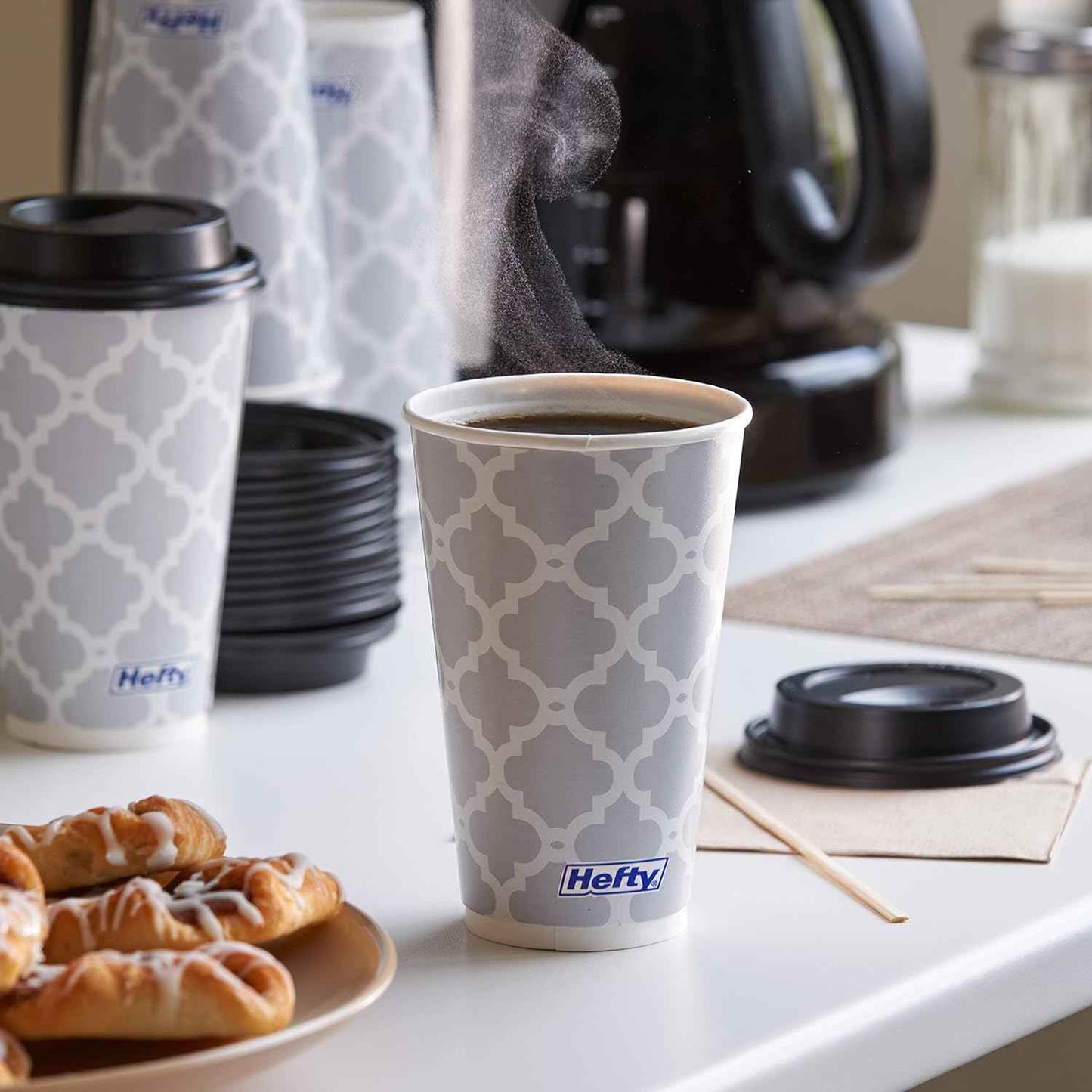 Hefty Disposable with Lids, Insulated Paper Coffee Cups for Tea, Cocoa and Hot Beverages, Leak Resistant Single Use Drink Cups, 16 Ounce