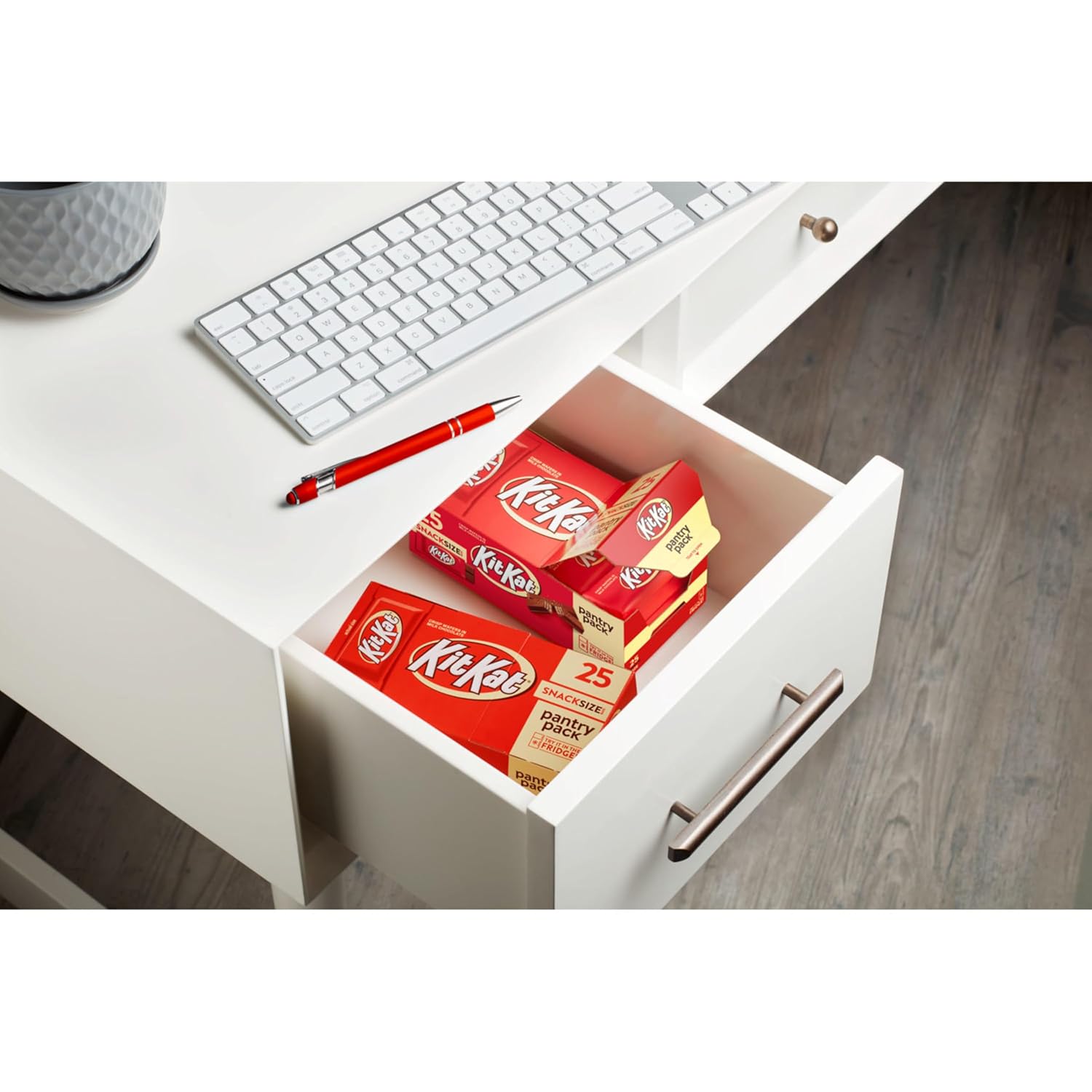 KIT_KAT_Milk_Chocolate_Wafer_Snack_Size,_Candy_Pantry_Pack,_Halloween_Candy,_12.25_oz_(25_Pieces)