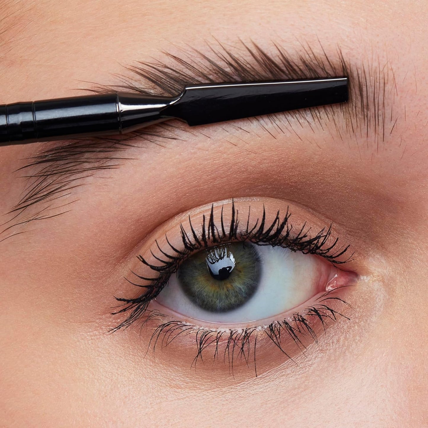 e.l.f._Brow_Lift_Applicator,_Dual-Ended_Eyebrow_Brush_For_Grooming_&_Lifting_Brows_&_Applying_Brow_Wax,_Creates_A_Fluffy_Feathered_Look
