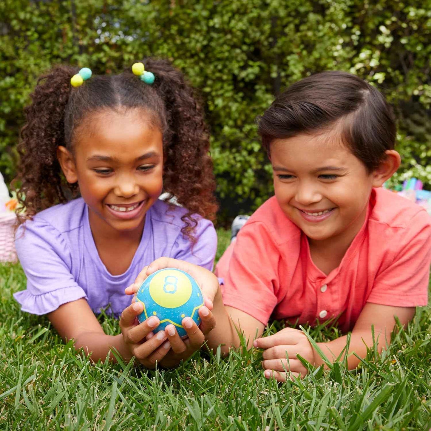 Mattel Games Easter Magic 8 Ball Novelty Toy, Fortune-Telling Easter Egg with Holiday-Themed Answers for Kids, Adults & Families