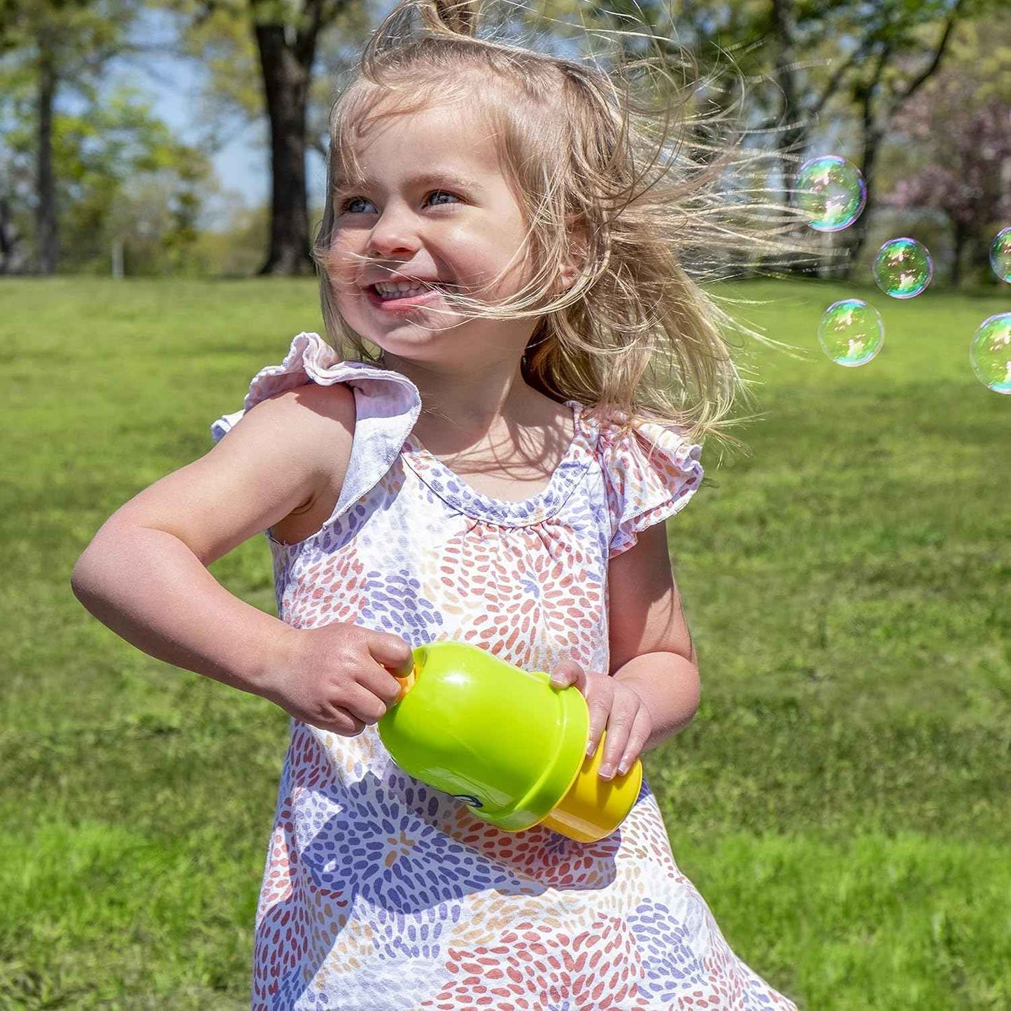 Little Kids Fubbles No-Spill Tumbler Includes 4oz Bubble Solution and bubble wand (tumbler colors may vary) Multicolor
