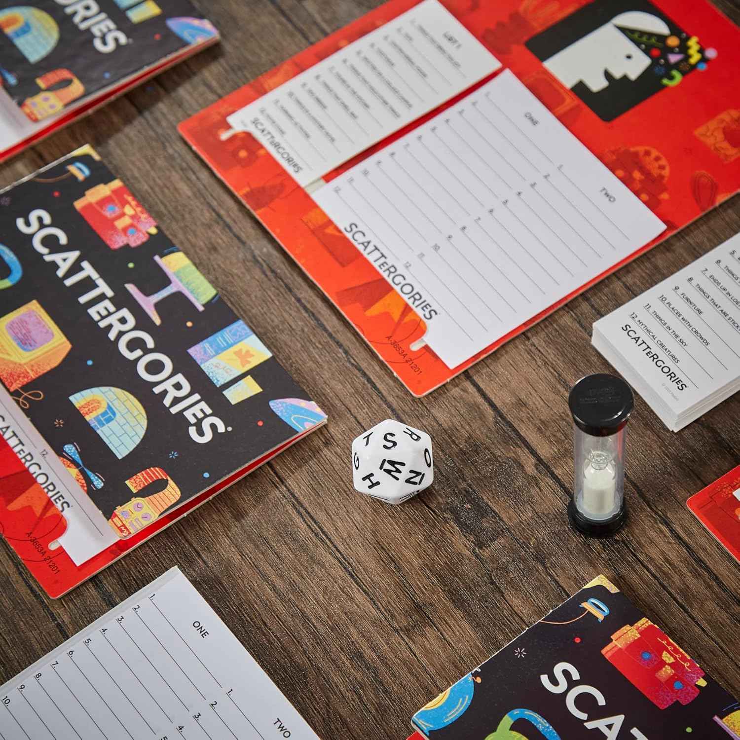 Hasbro Gaming Scattergories Classic Game – Birthday Gift for Teens and Adults, Family Game Night Box for 2 to 6 Players