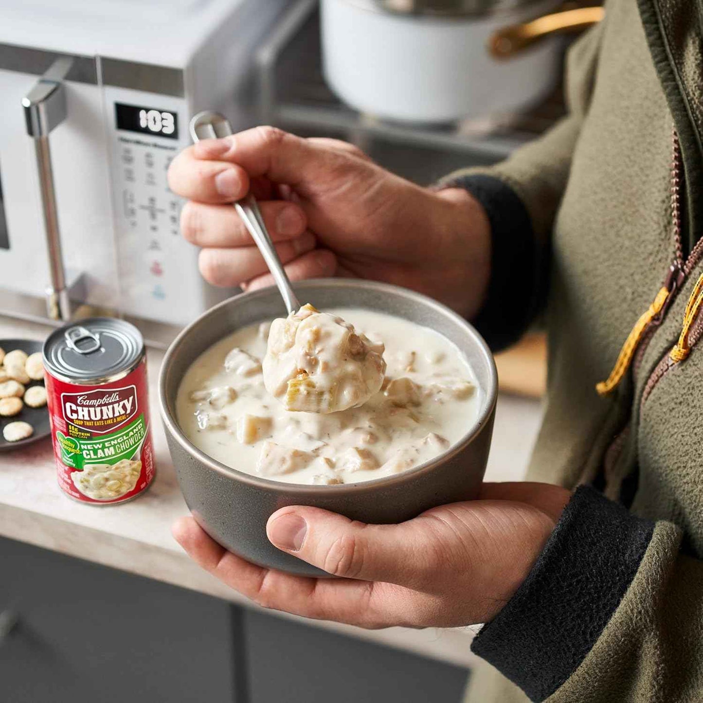 Campbell's Chunky Soup Healthy Request Clam Chowder 18.8 oz Can – Shelf-Stable Trail Meal for Campsites and Picnics, Ready in Minutes