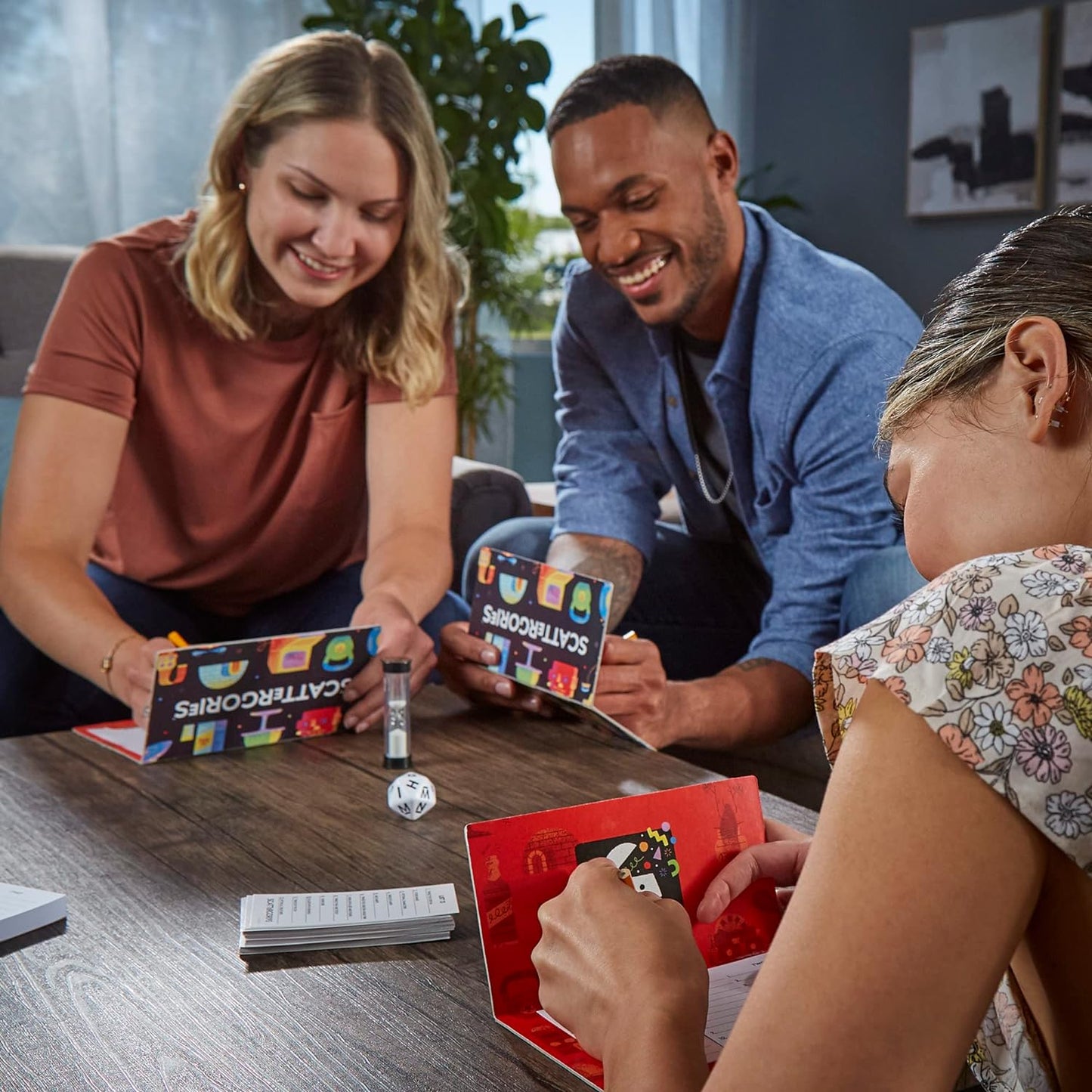 Hasbro Gaming Scattergories Classic Game – Birthday Gift for Teens and Adults, Family Game Night Box for 2 to 6 Players