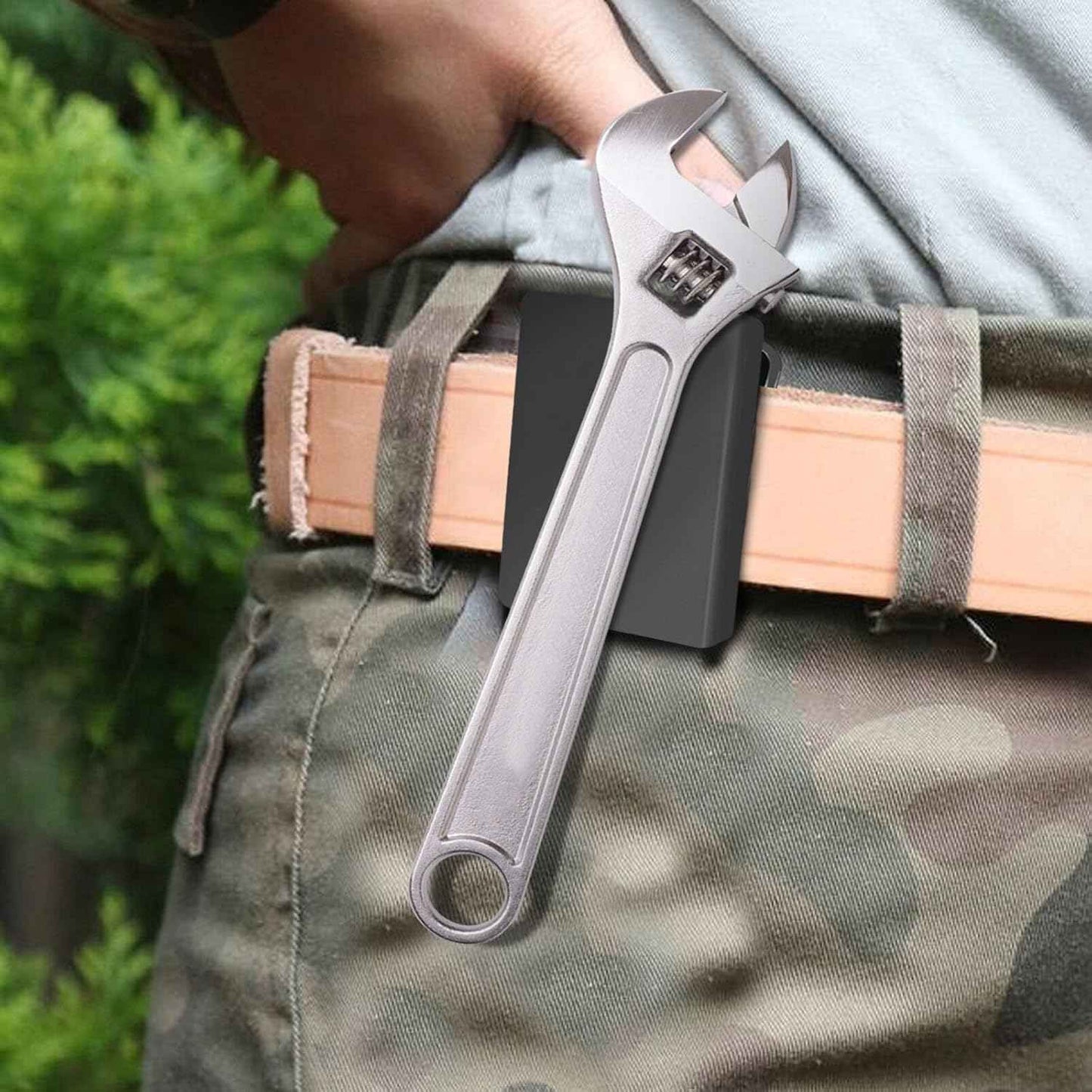 Magnetic Tool Belt Clip – Rooftop and Ladder Accessory for Contractors, Wind-Proof Hold for Metal Tools in Open Air