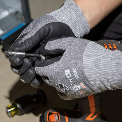 Klein Tools 32308 Stubby Multi-Bit Screwdriver – Fast Bit Swaps for Electricians on Tight Job Sites