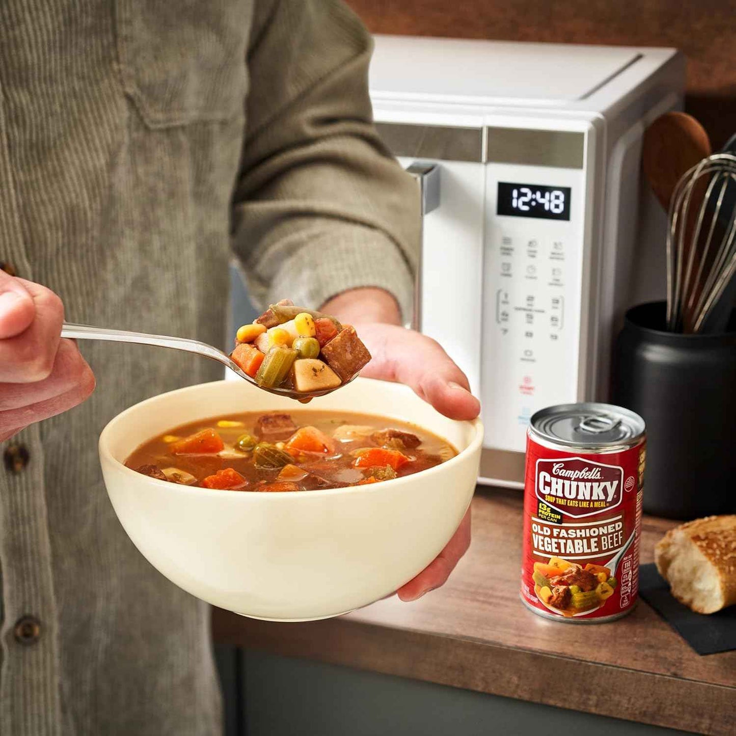 Campbell's Chunky Vegetable Beef Soup, 18.8 Oz Can – Microwaveable Office Lunch Between Meetings, 15g Protein