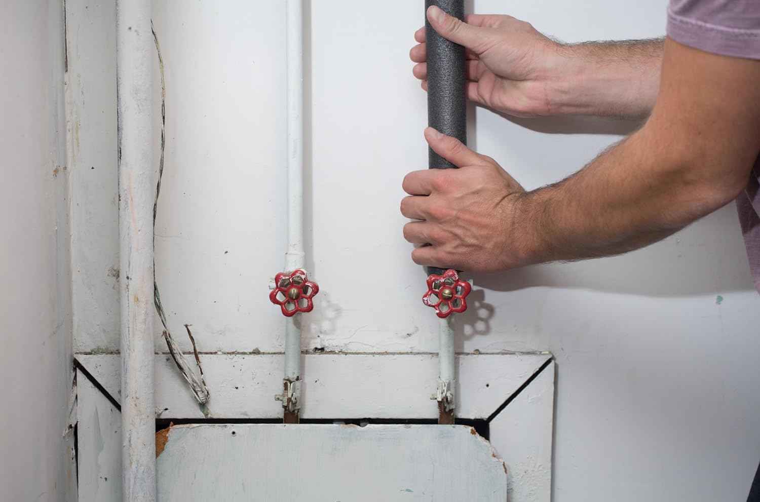 Duck Brand Pipe Insulation Foam – Tool-Free Foam Tubes for Plumbers, 12-Inch Sticks That Cover 1/2 to 3/4 Inch Lines in Under a Minute